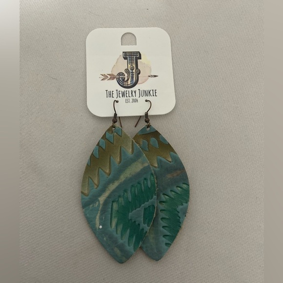 The Jewelry Junkie set of two pair earrings and necklace - Picture 3 of 4